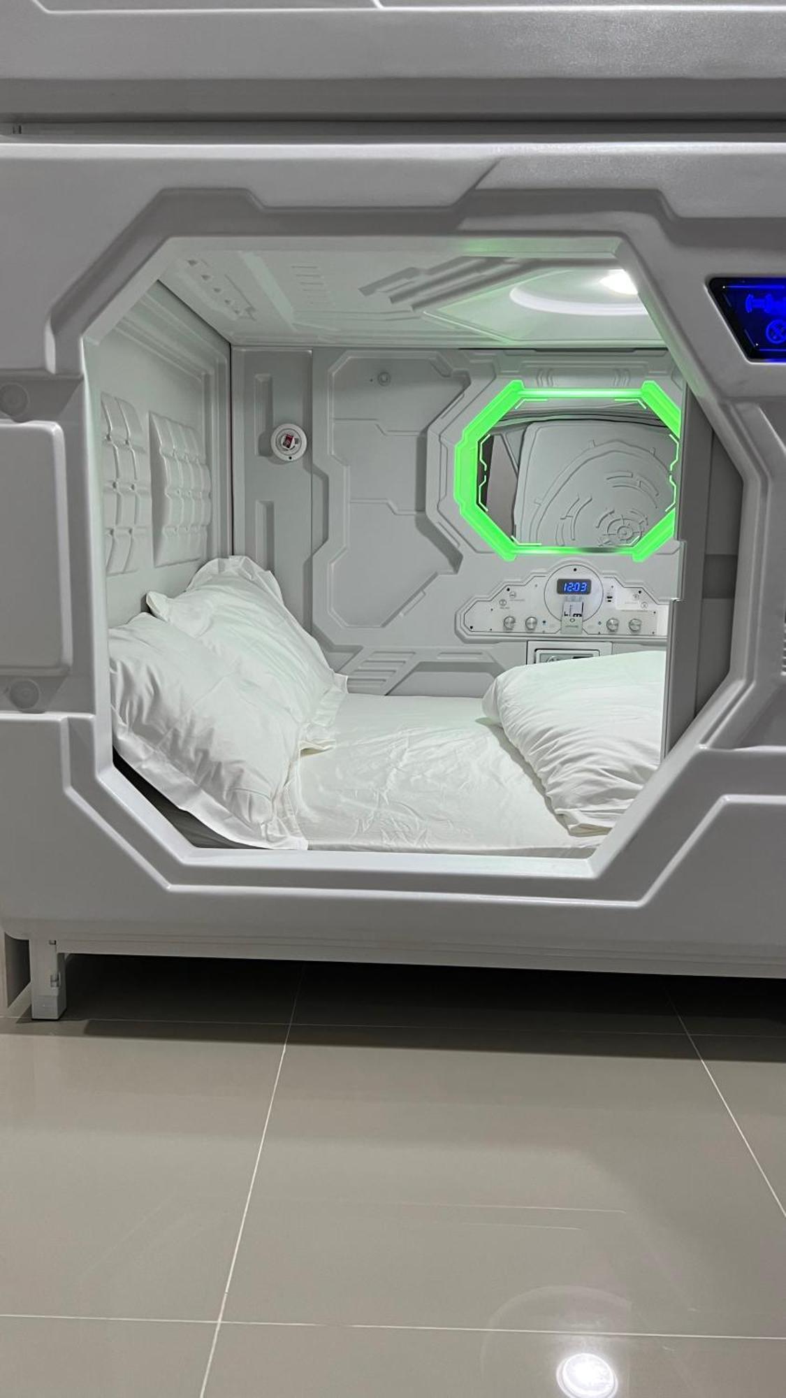 Kiwi Capsule Hotel 曼谷 外观 照片