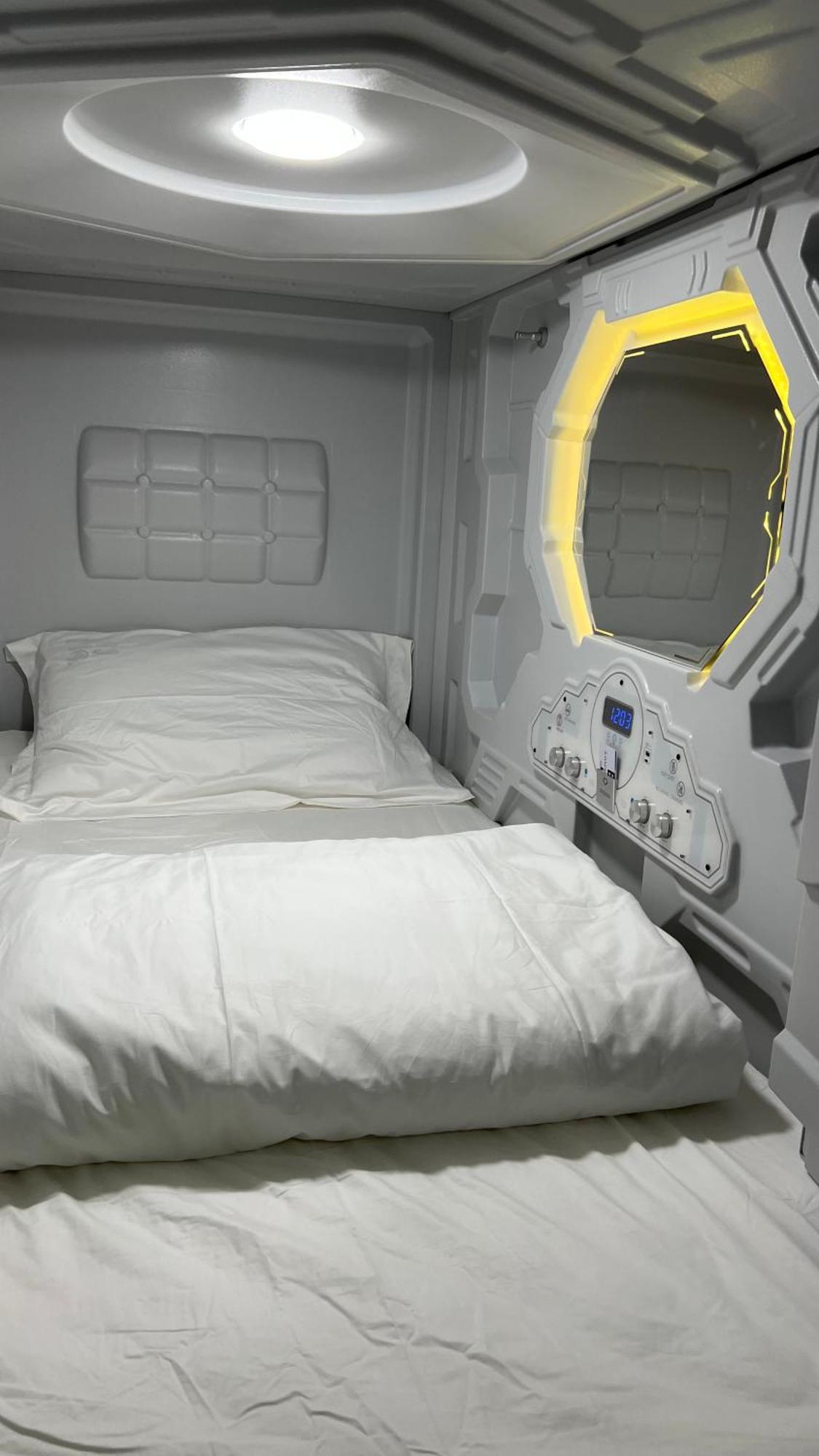Kiwi Capsule Hotel 曼谷 外观 照片