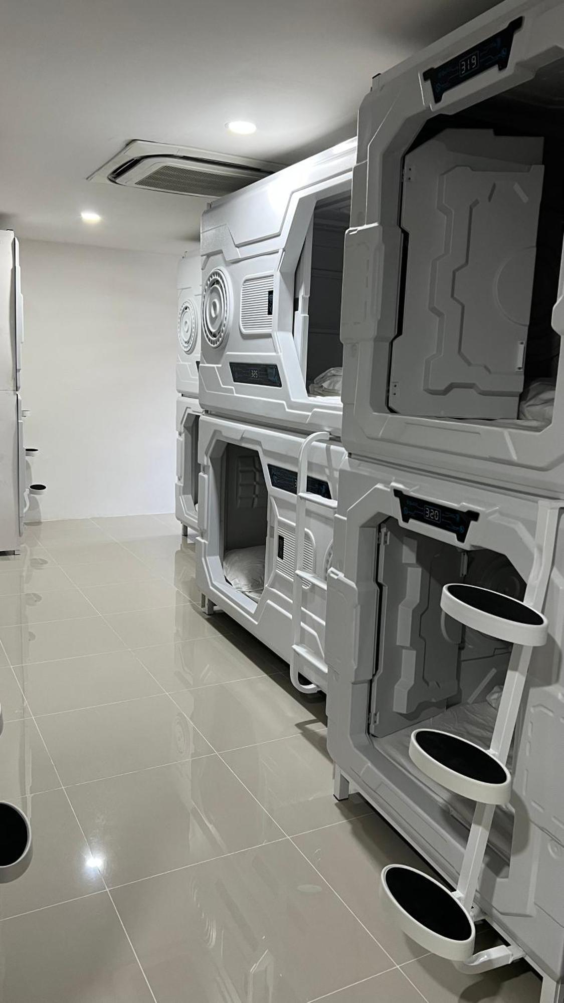 Kiwi Capsule Hotel 曼谷 外观 照片