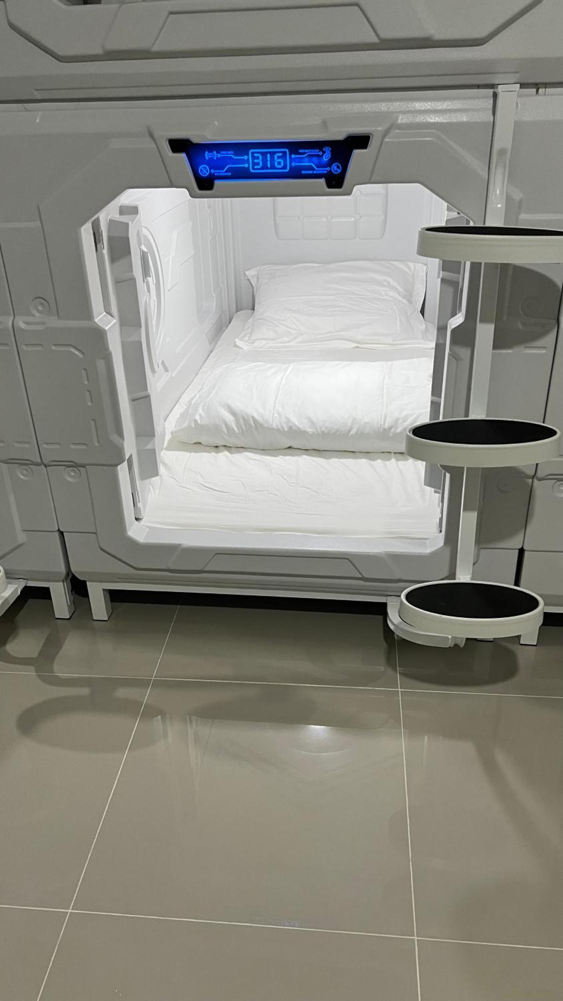 Kiwi Capsule Hotel 曼谷 外观 照片