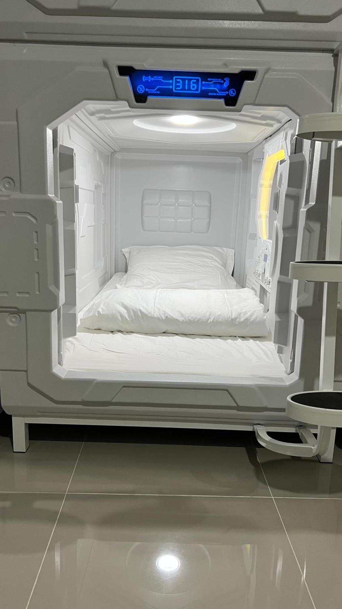 Kiwi Capsule Hotel 曼谷 外观 照片