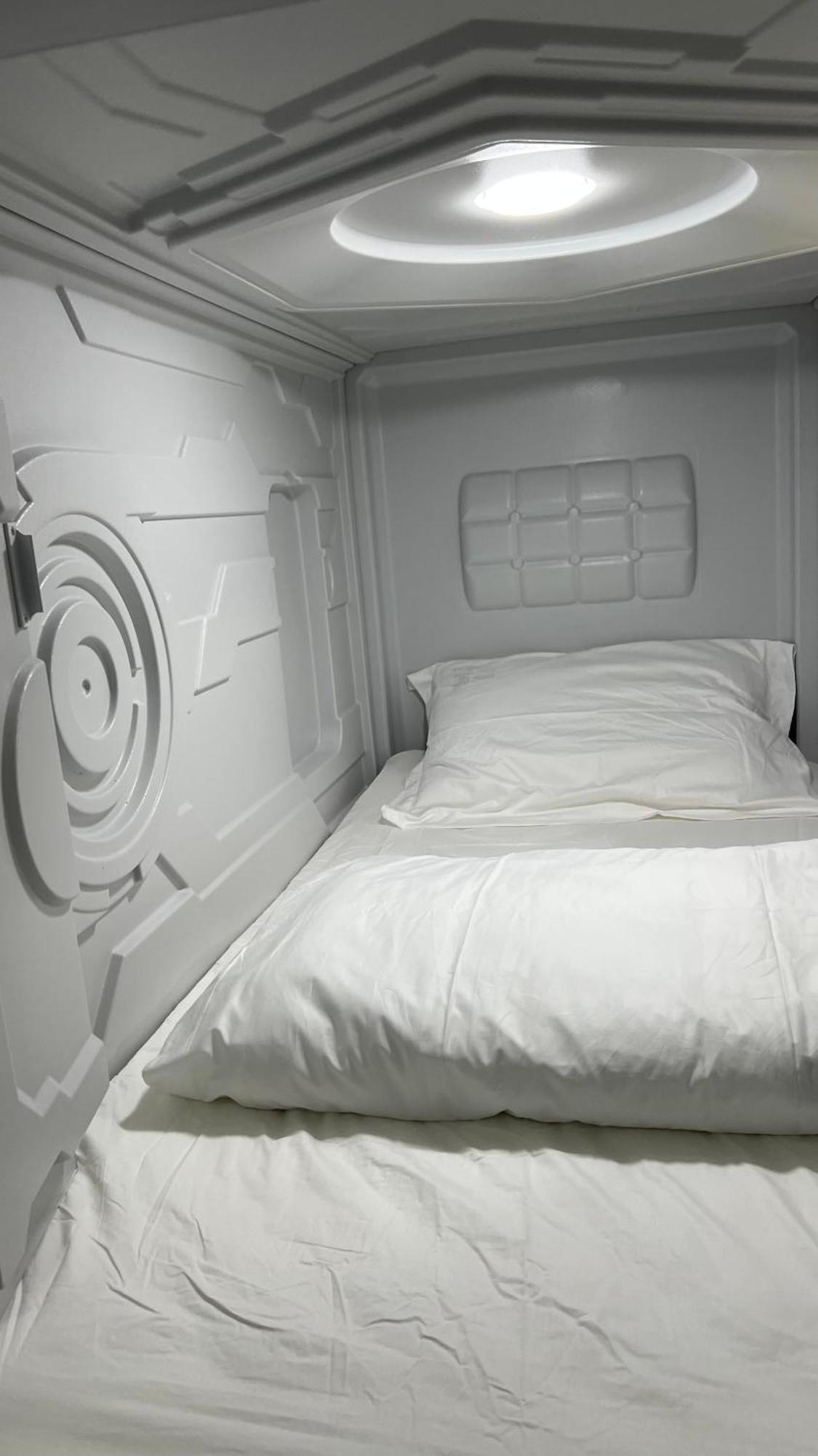 Kiwi Capsule Hotel 曼谷 外观 照片
