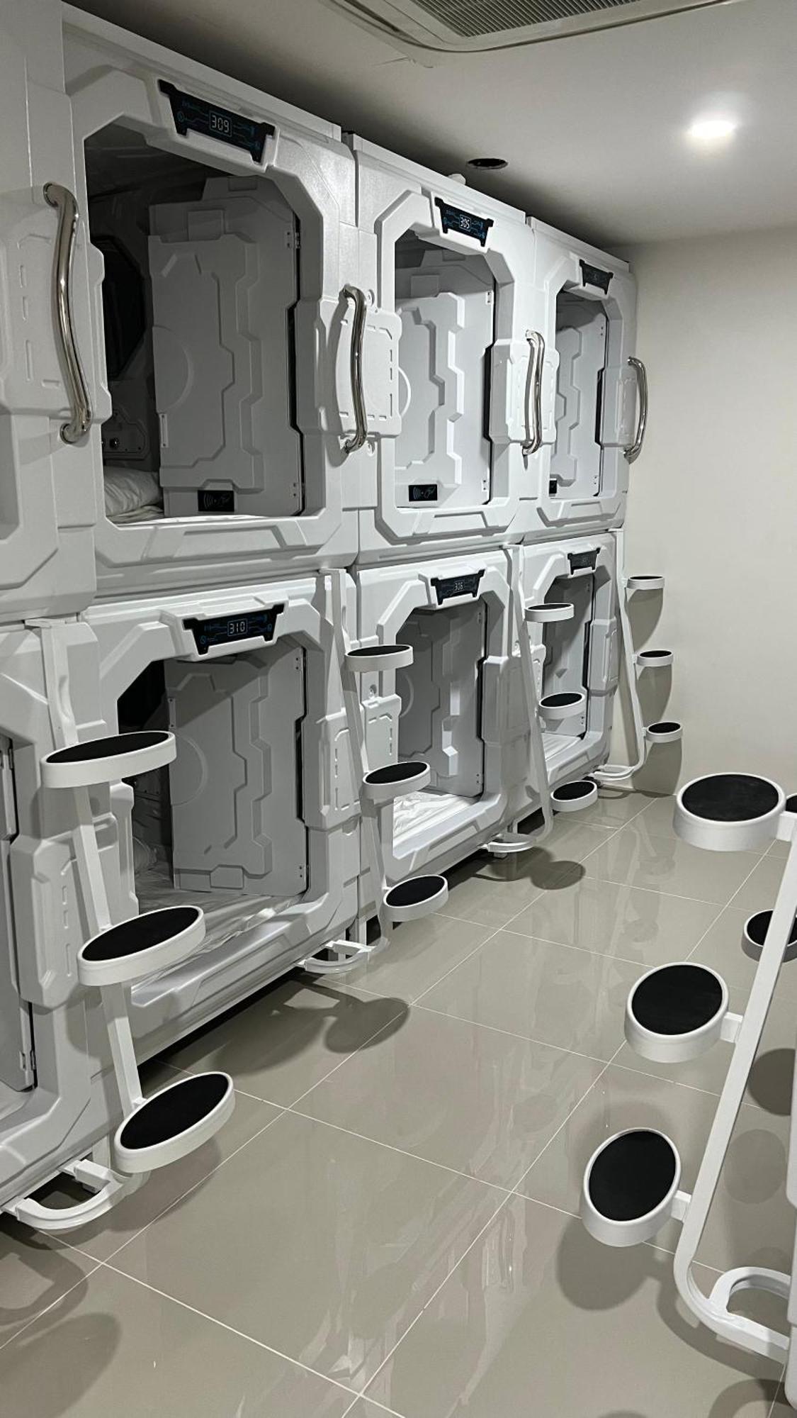 Kiwi Capsule Hotel 曼谷 外观 照片