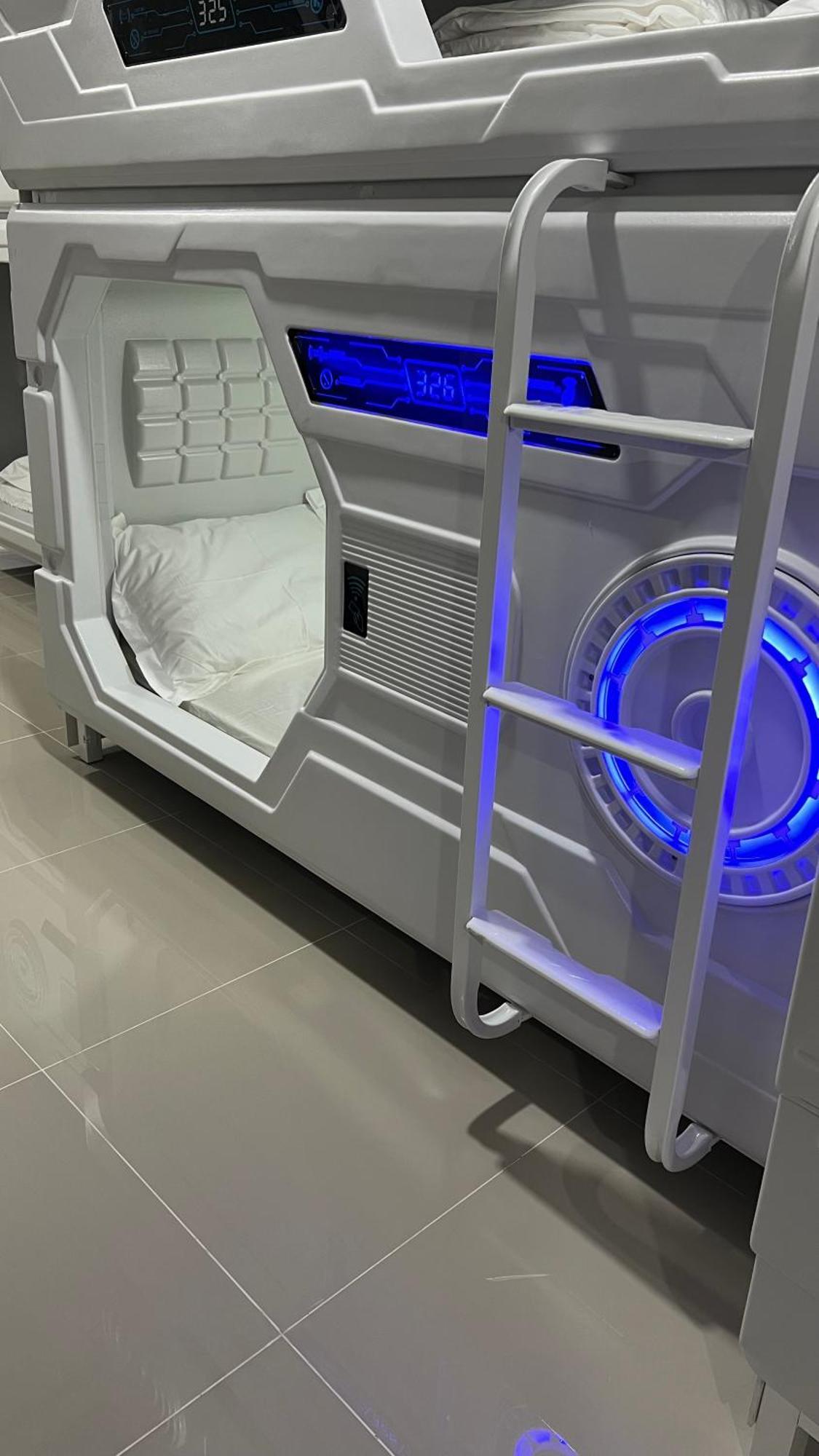 Kiwi Capsule Hotel 曼谷 外观 照片