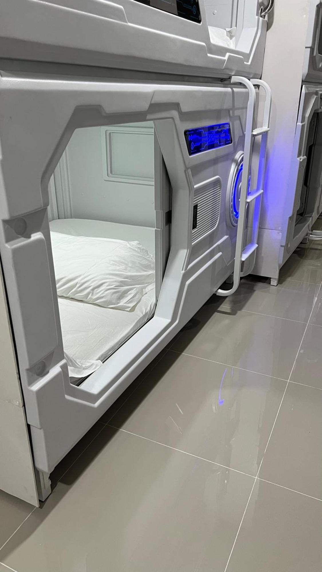 Kiwi Capsule Hotel 曼谷 外观 照片