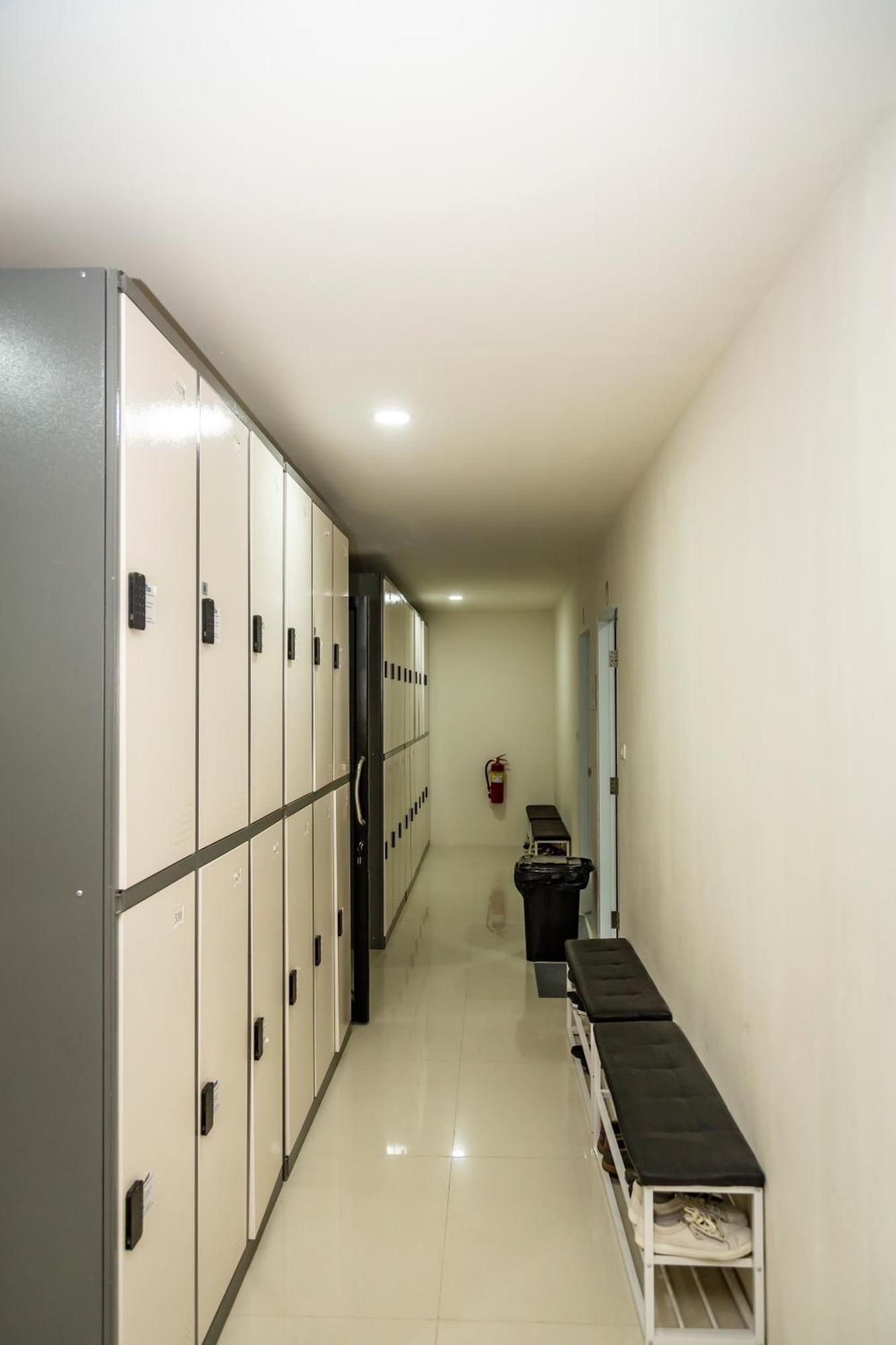Kiwi Capsule Hotel 曼谷 外观 照片