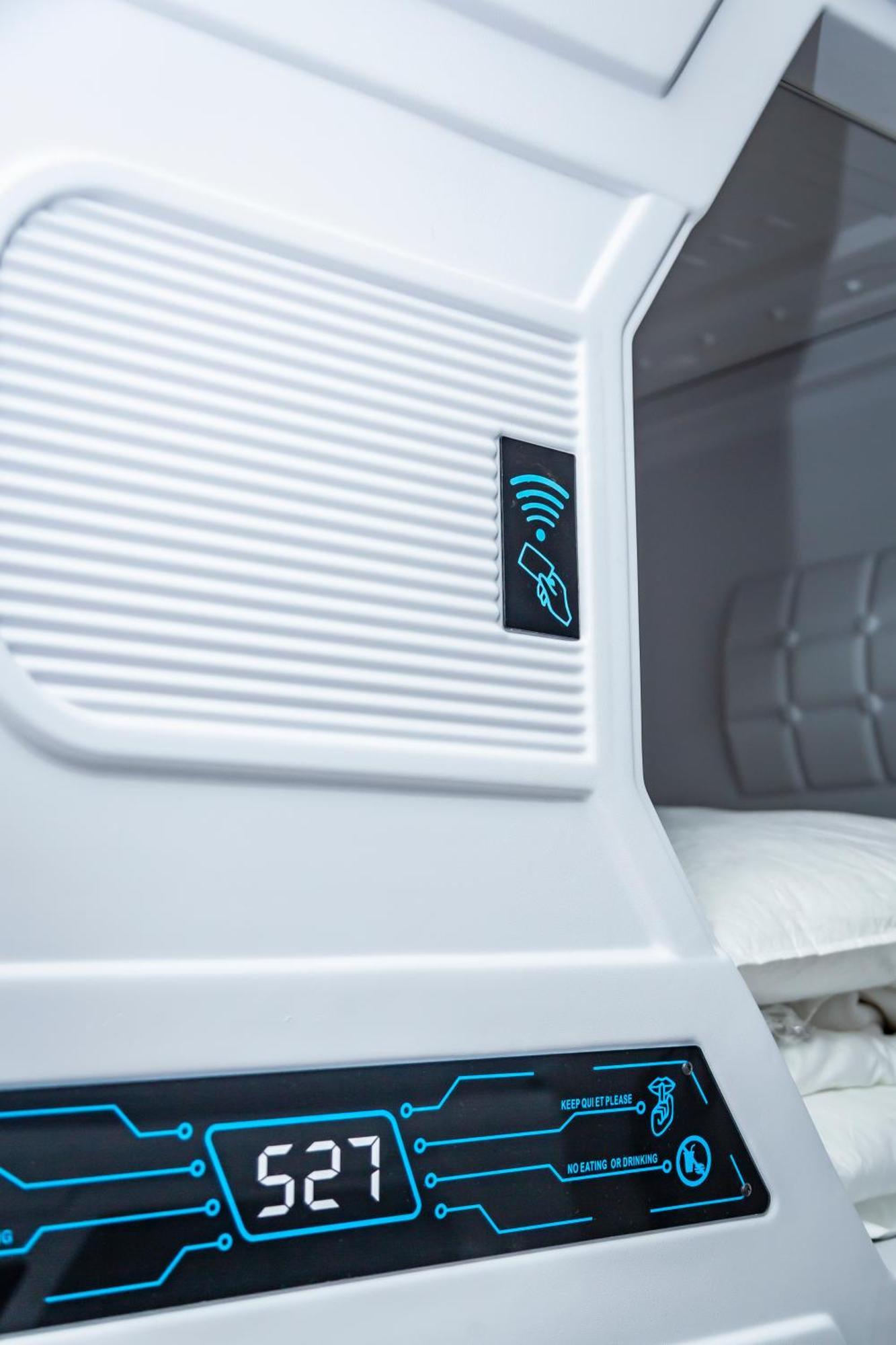 Kiwi Capsule Hotel 曼谷 外观 照片