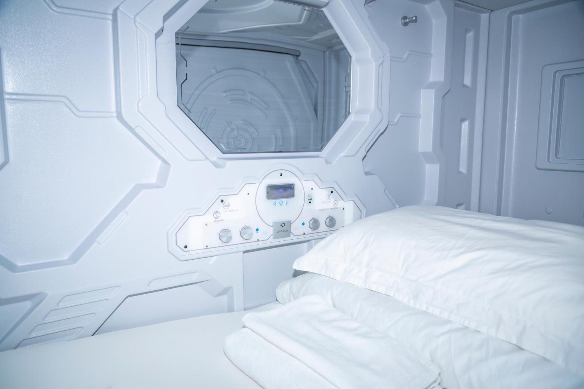 Kiwi Capsule Hotel 曼谷 外观 照片