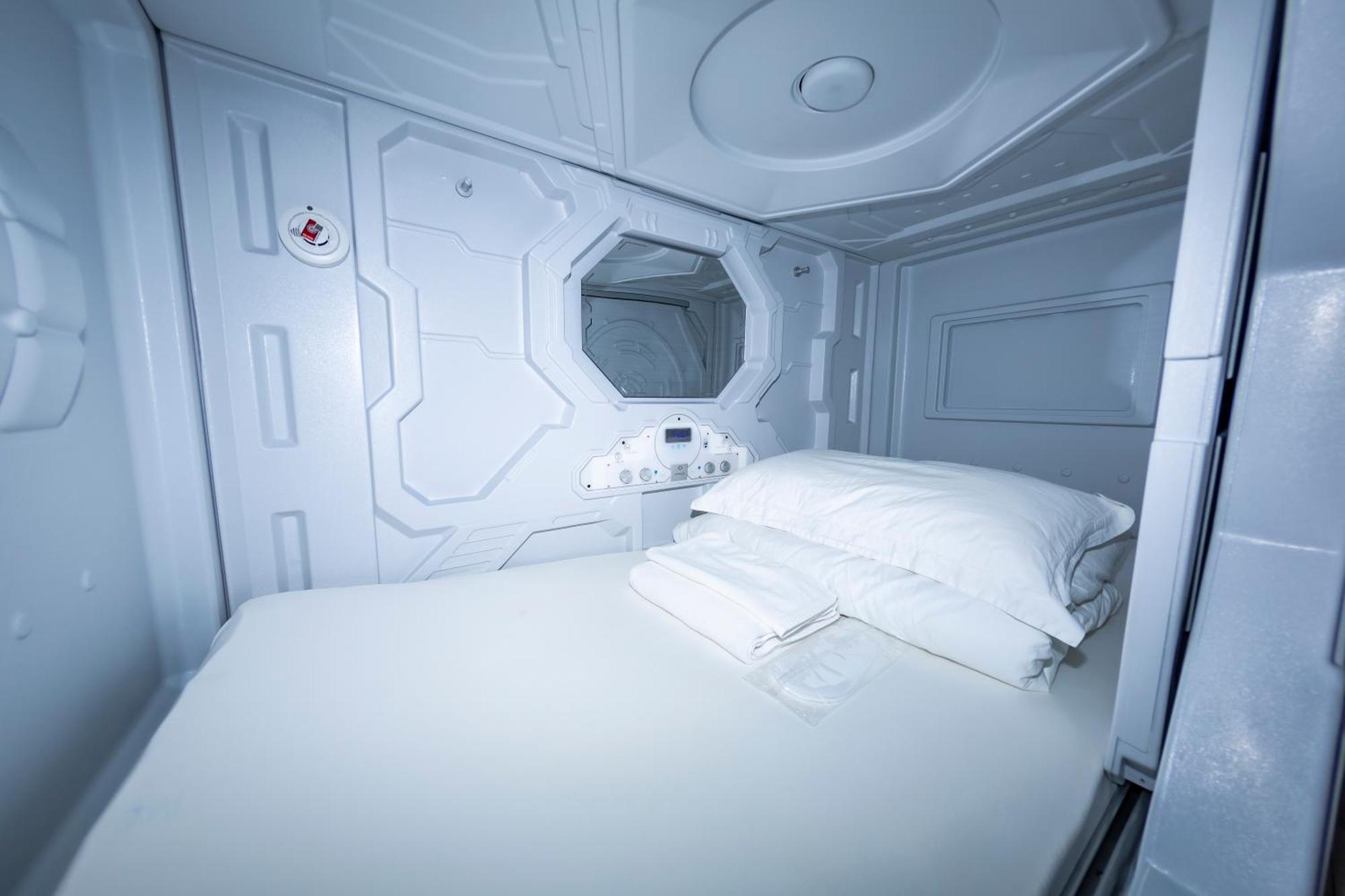 Kiwi Capsule Hotel 曼谷 外观 照片