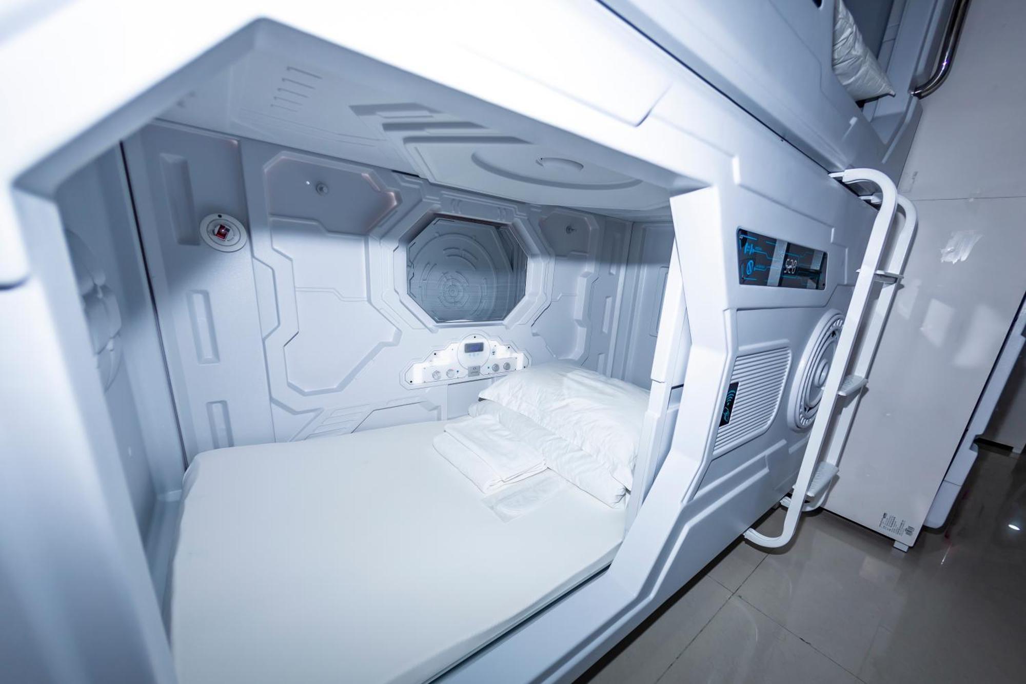 Kiwi Capsule Hotel 曼谷 外观 照片