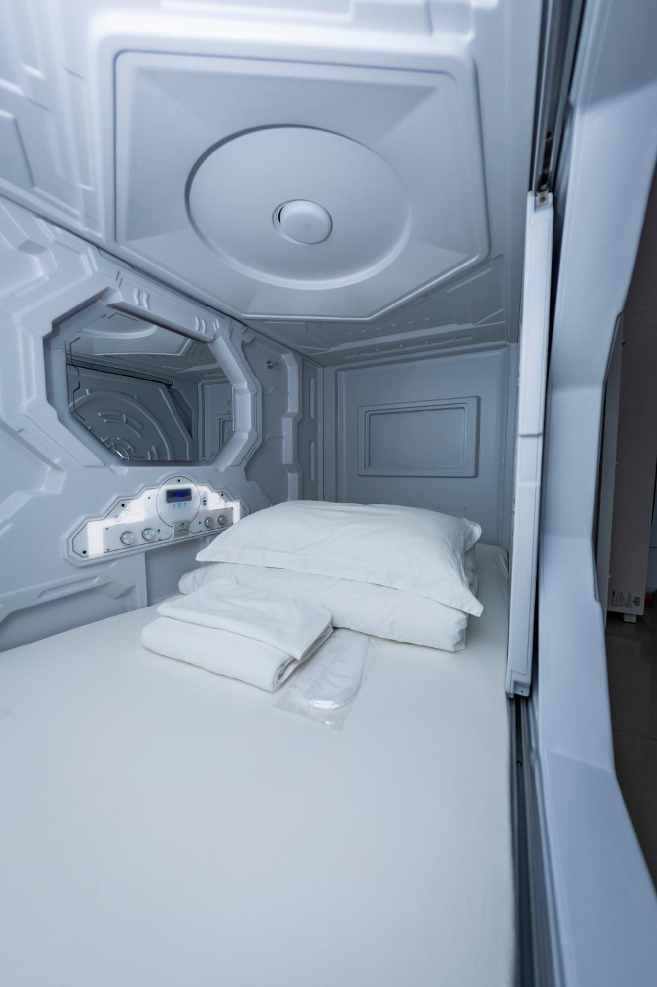Kiwi Capsule Hotel 曼谷 外观 照片