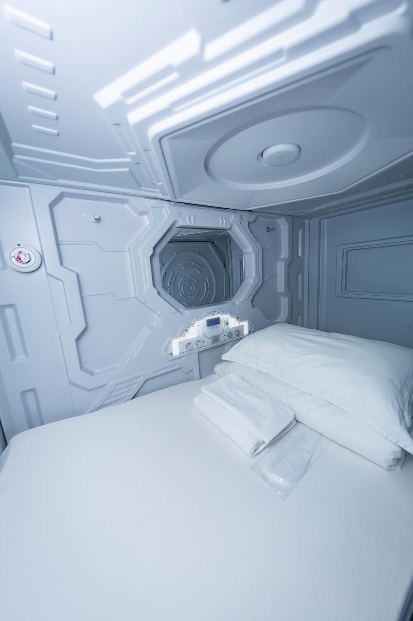 Kiwi Capsule Hotel 曼谷 外观 照片