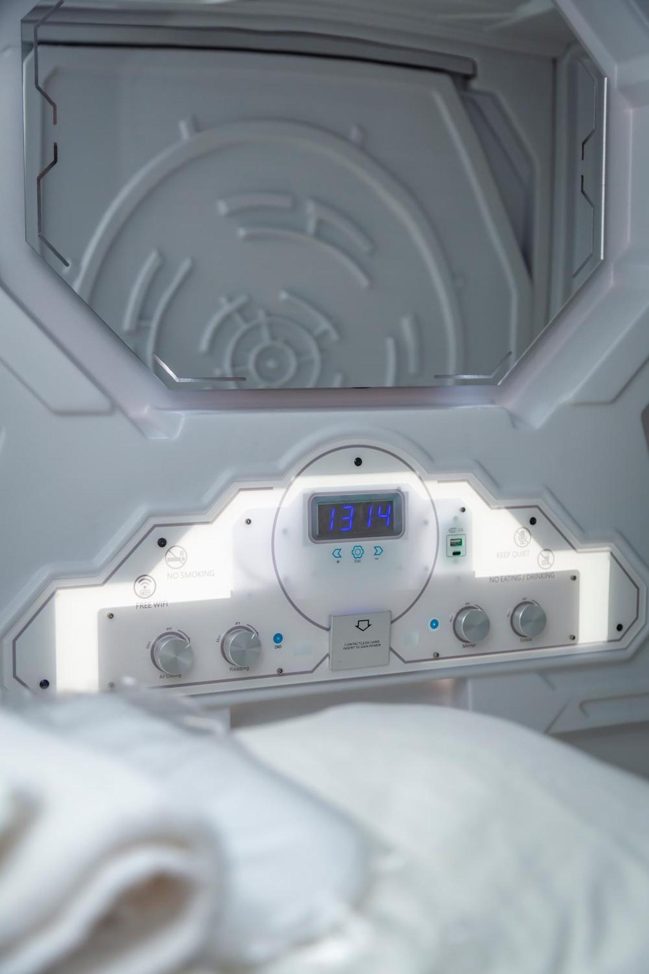 Kiwi Capsule Hotel 曼谷 外观 照片