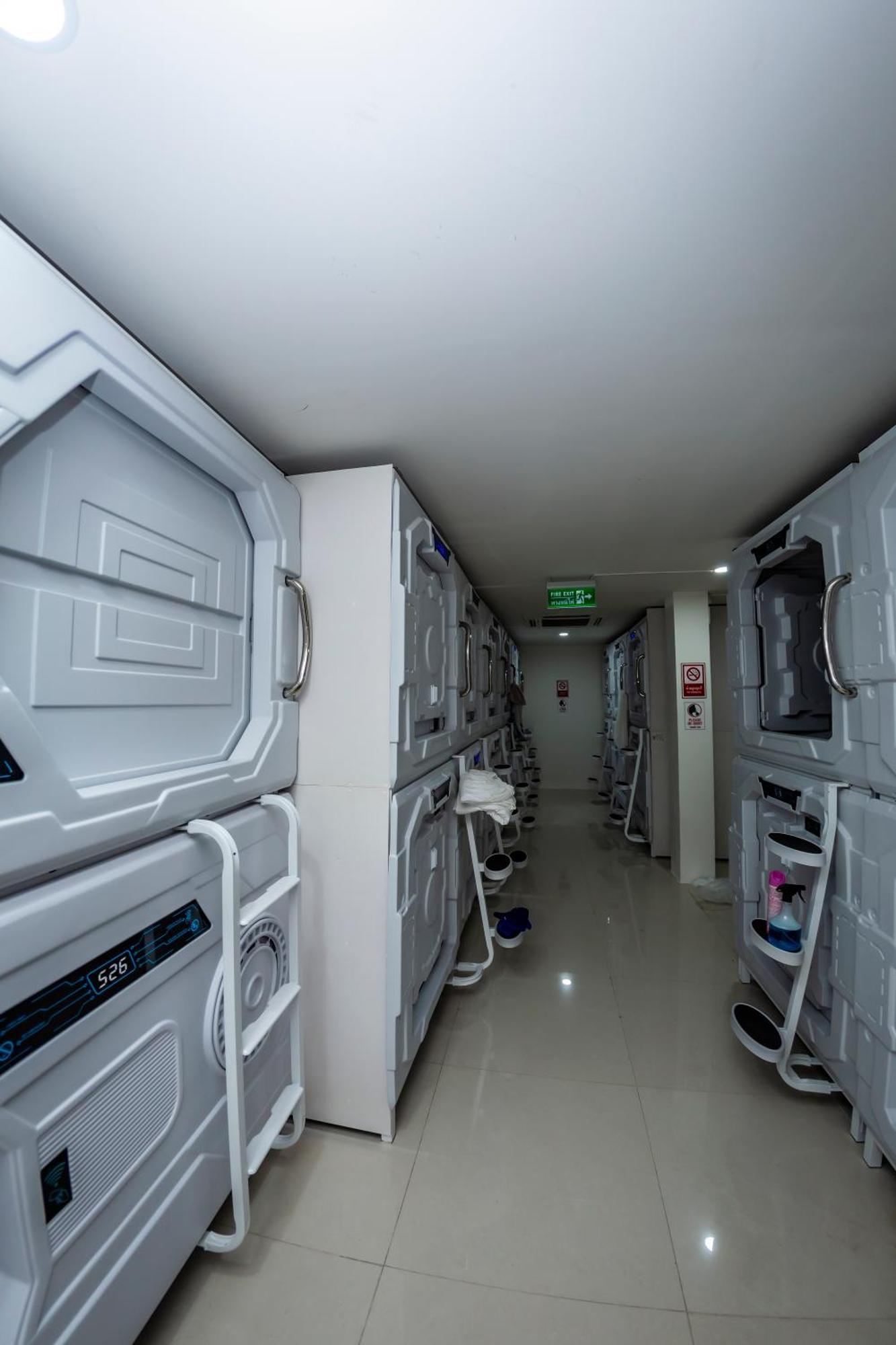 Kiwi Capsule Hotel 曼谷 外观 照片