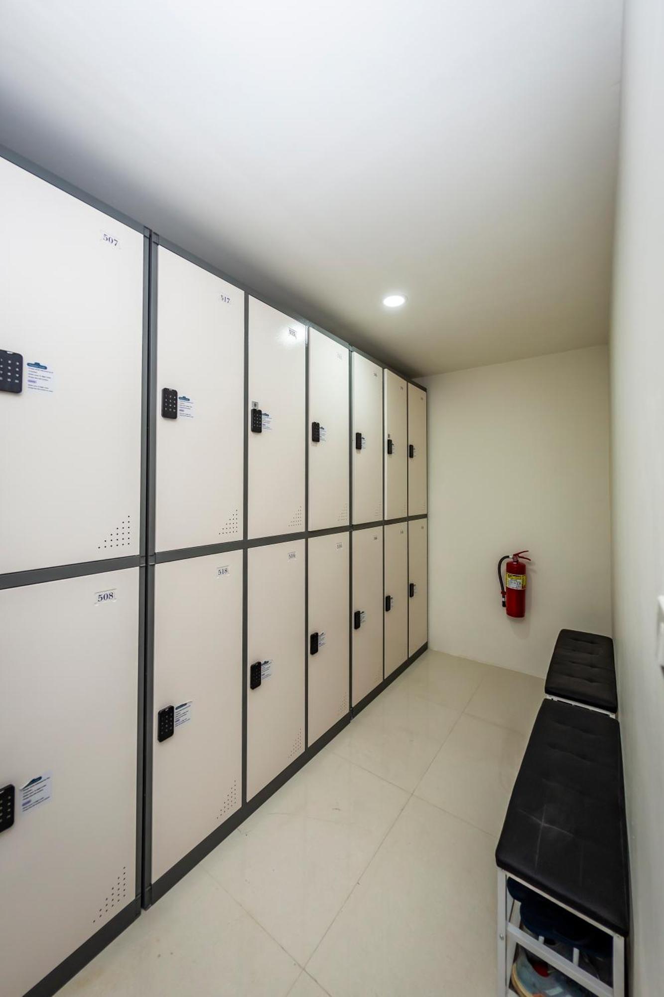 Kiwi Capsule Hotel 曼谷 外观 照片